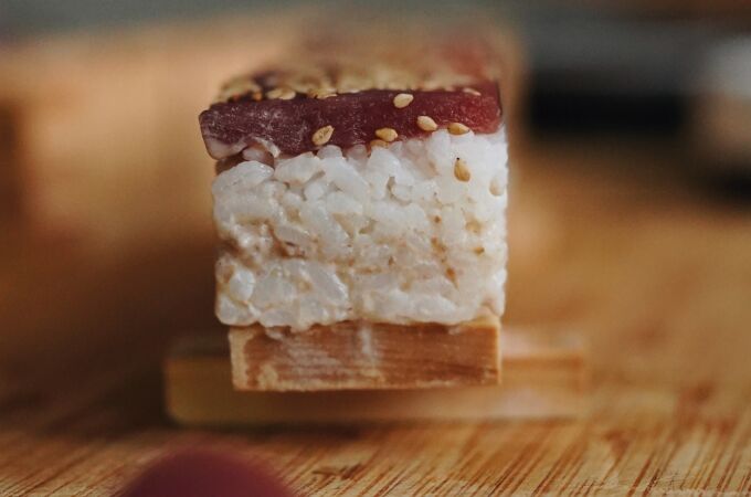 Hakozushi de atún y mantequilla de dátil