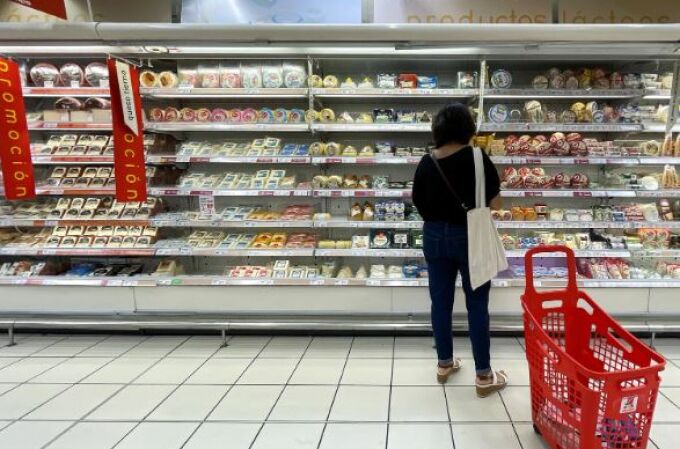 Imagen de una persona haciendo la compra en un supermercado de Madrid