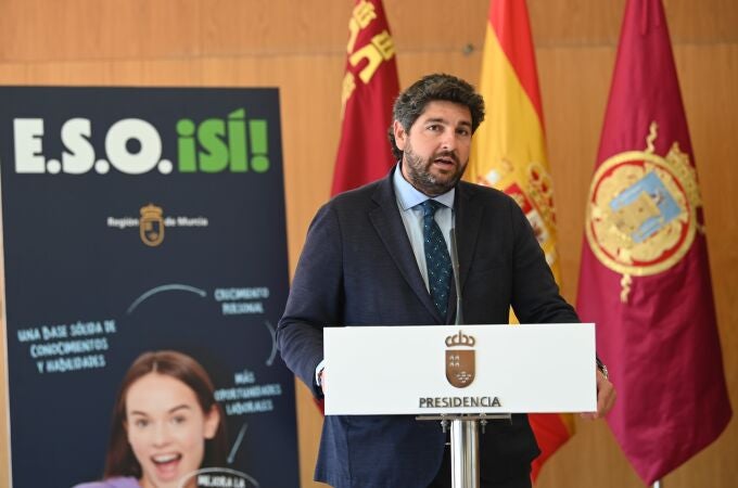 El presidente del Gobierno de la Región de Murcia, Fernando López Miras, tras presentar la campaña para animar a los jóvenes a que concluyan la ESO