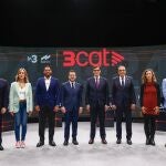  Los candidatos a la presidencia de la Generalitat, Salvador Illa (PSC) (4d), Pere Aragonès (ERC) (4i), Ignacio Garriga (Vox) (3i), Carlos Carrizosa (Cs) (d), Jessica Albiach (Comuns Sumar) (2i), Laia Estrada (CUP) (2d) y Alejandro Fernández (PPC) (i), y el número tres de la candidatura de JxCat, Josep Rull (3d), participan en el debate organizado por TV3 y Catalunya Radio hoy martes en Barcelona. 