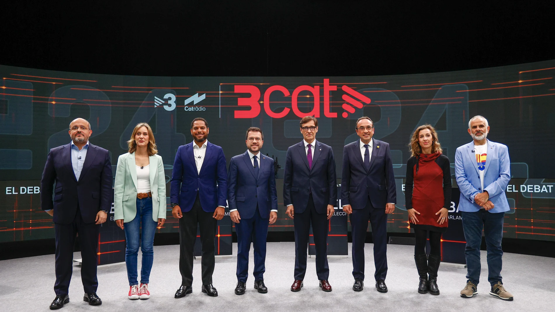  Los candidatos a la presidencia de la Generalitat, Salvador Illa (PSC) (4d), Pere Aragonès (ERC) (4i), Ignacio Garriga (Vox) (3i), Carlos Carrizosa (Cs) (d), Jessica Albiach (Comuns Sumar) (2i), Laia Estrada (CUP) (2d) y Alejandro Fernández (PPC) (i), y el número tres de la candidatura de JxCat, Josep Rull (3d), participan en el debate organizado por TV3 y Catalunya Radio hoy martes en Barcelona. 