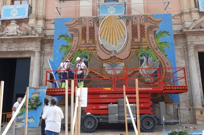 El tapiz del centenario de la Coronación de la Virgen de 2023 contenía mil kilos de flores