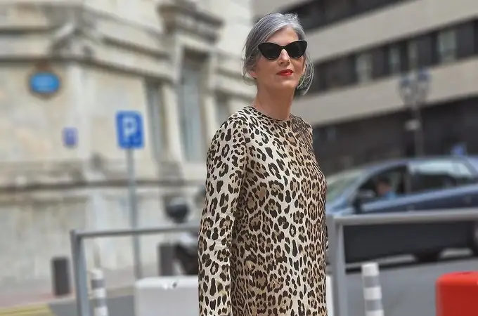 Este es el vestido midi de leopardo de Zara que las mujeres +50 llevan con las zapatillas Adidas anti Samba