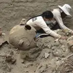 Un par de arqueólogos en el lugar del hallazgo