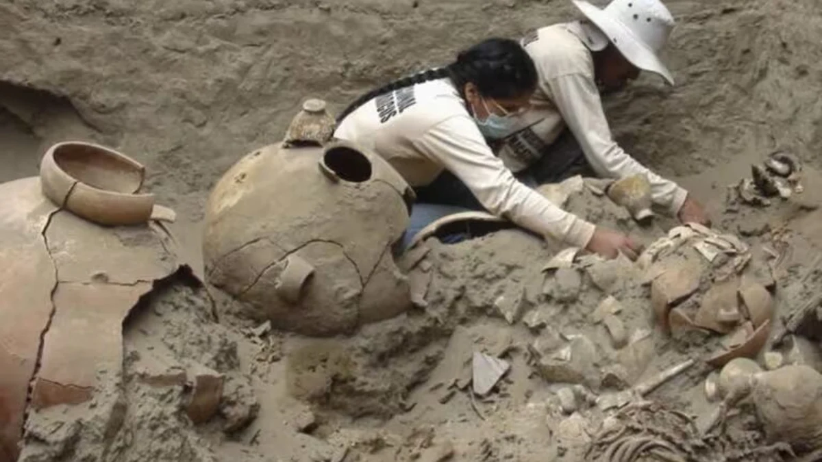 Arqueólogos peruanos encuentran diez llamativas vasijas de cerámica con seis siglos de antigüedad en Lima