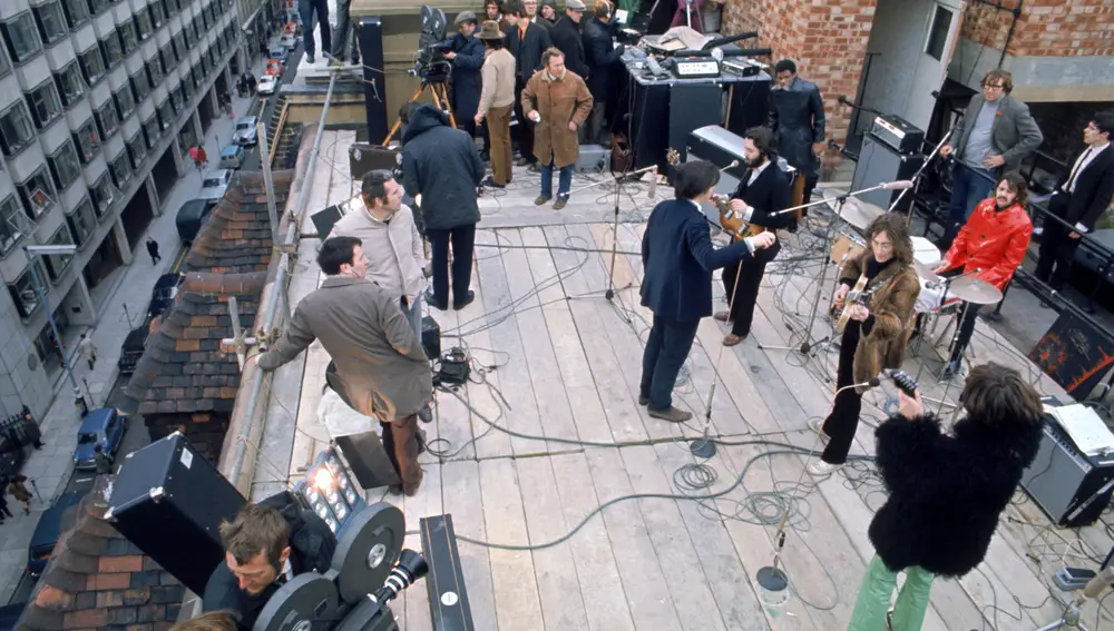Imagen de los Beatles durante el concierto que ofrecieron en la azotea de Apple Corps