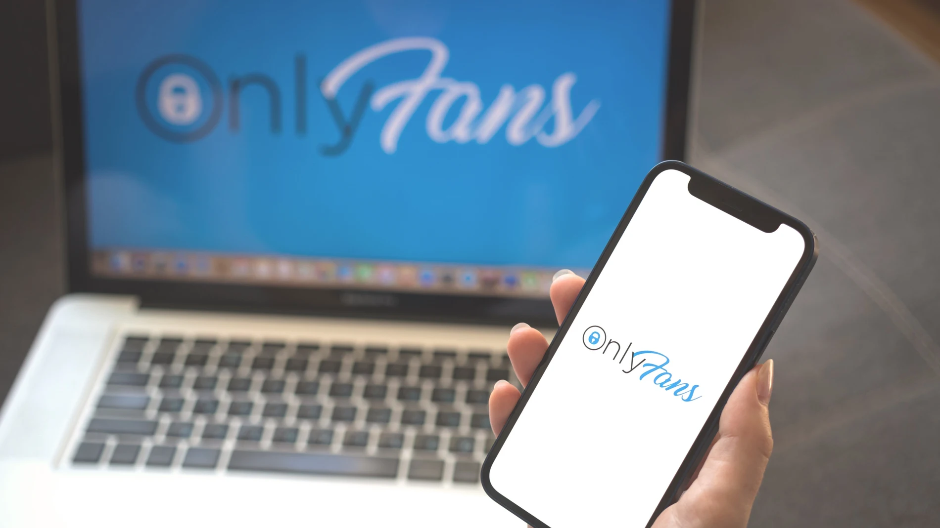Mujer usando la aplicación Onlyfans.