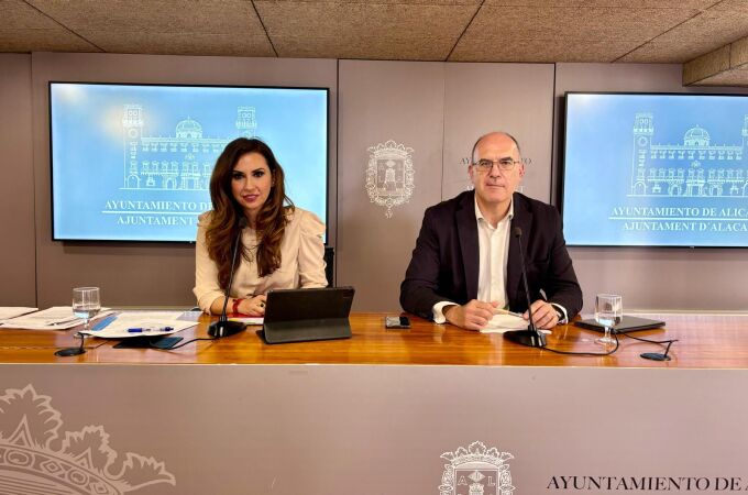 Los portavoces del Gobierno Local, Ana Poquet y Manuel Villar, hoy en rueda de prensa en Alicante