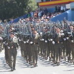 Efectivos del Ejército de Tierra durante el desfile del Día de las Fuerzas Armadas de 2023 en Granada