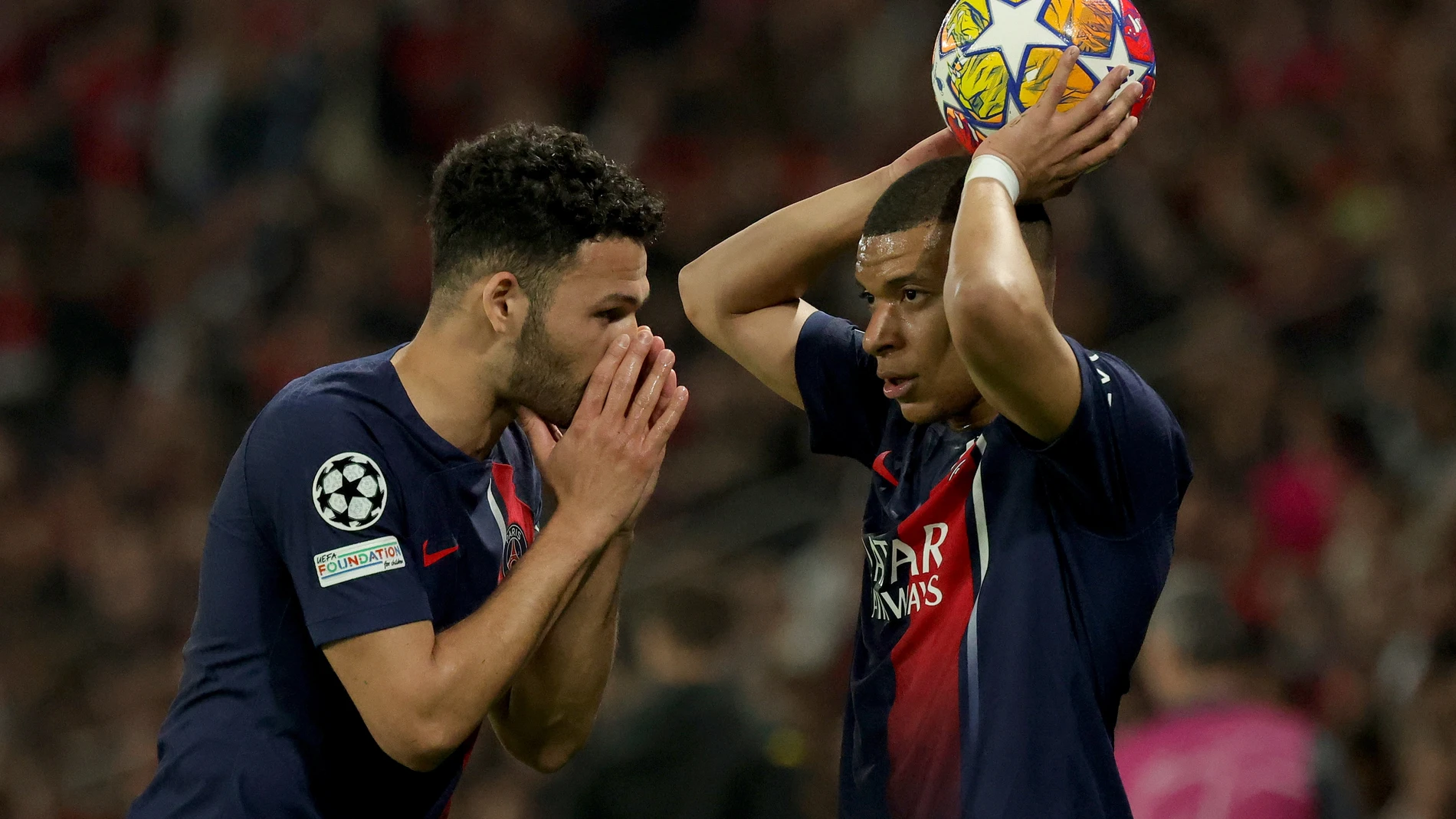 Paris (France), 07/05/2024.- Goncalo Ramos (L) of PSG talks to teammate Kylian Mbappe while Mbappe takes a throw-in during the UEFA Champions League semi-finals, 2nd leg soccer match of Paris Saint-Germain against Borussia Dortmund, in Paris, France, 07 May 2024. (Liga de Campeones, Francia, Rusia) EFE/EPA/TERESA SUAREZ 