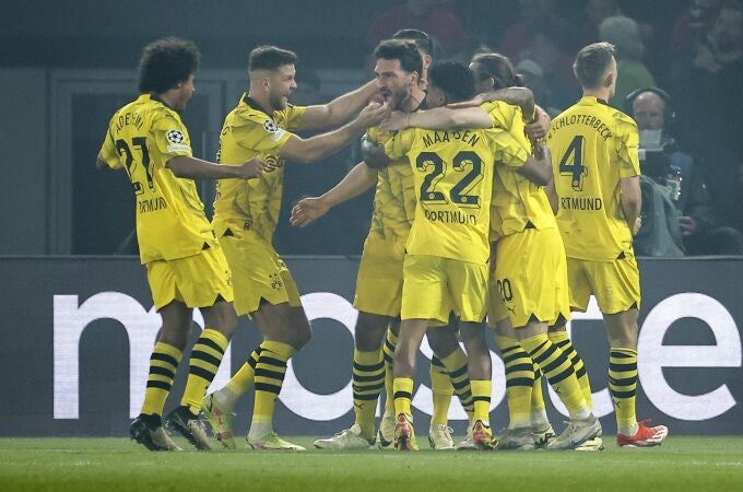 Los jugadores del Dortmund felicitan a Hummels tras el gol