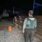 Un agente de la Guardia Civil en el lugar de los hechos