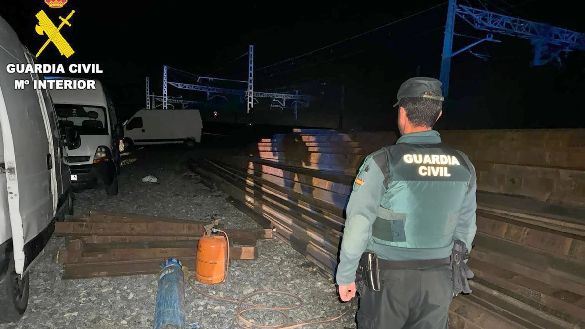 Detenidas 17 personas tras ser sorprendidas in fraganti robando 400 metros de carril de la vía del tren en la estación de tren de Sanchidrián (Ávila)