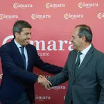 El presidente de la Generalitat Valenciana, Carlos Mazón, y el presidente de la Cámara de Comercio, Carlos Baño, hoy en el recinto ferial Fira Alacant