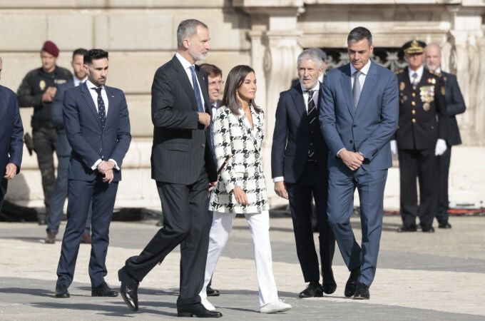 La Reina Letizia con pantalones blancos y zapatillas. 