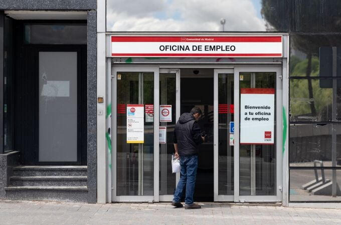 Una persona entra a una oficina del SEPE, en Madrid (España). 