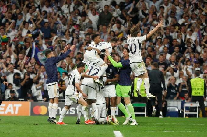Los jugadores del Real Madrid celebran el segundo gol de Joselu