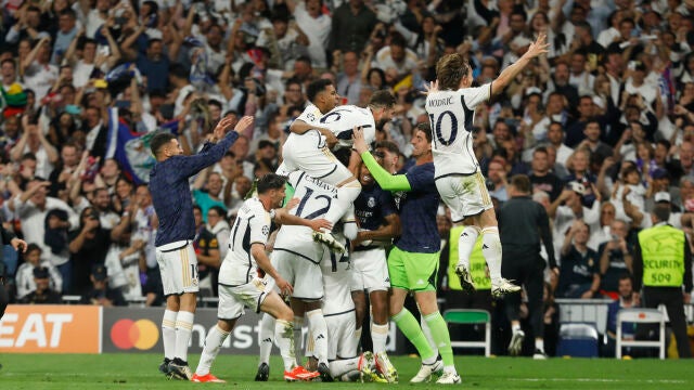 Los jugadores del Real Madrid celebran el segundo gol de Joselu