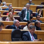 El senador del PP por Segovia, Juan José Sanz Vitorio, pregunta al ministro Óscar Puente