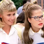 Olivia Newton-John (izquierda) y Susan Buckner en "Grease"