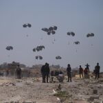 O.Próximo.- Hamás denuncia dos muertos por la caída de paquetes de ayuda por vía aérea sobre Gaza