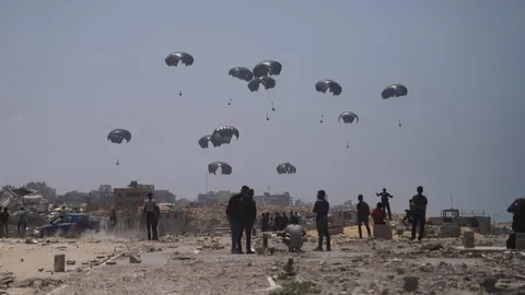 O.Próximo.- Hamás denuncia dos muertos por la caída de paquetes de ayuda por vía aérea sobre Gaza