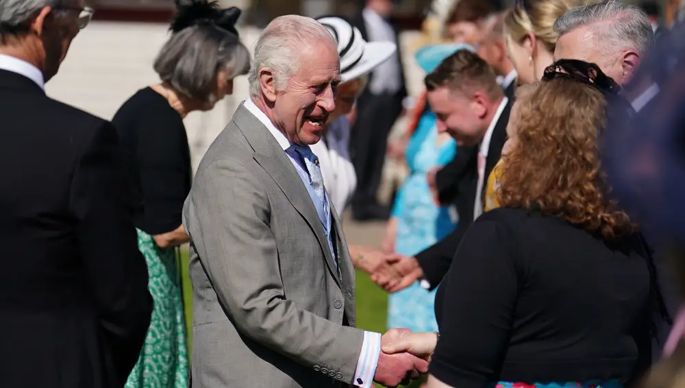 Carlos III, en la recepción que ofreció ayer en los jardines de Buckingham