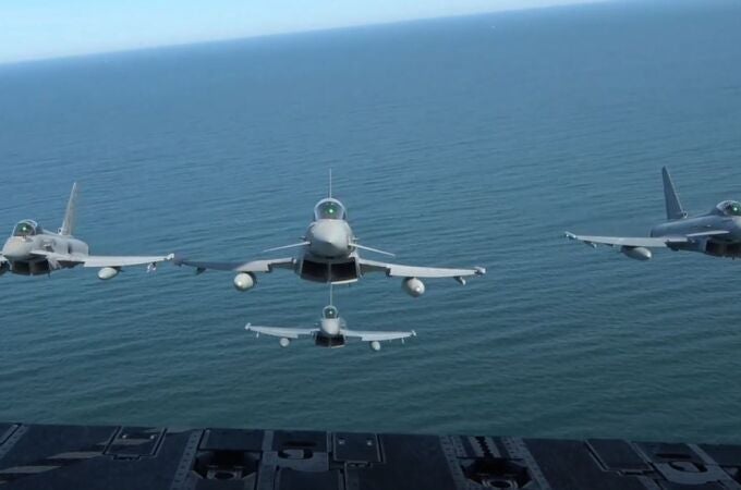 Los cuatro Eurofighter sobrevuelan la base de Rota