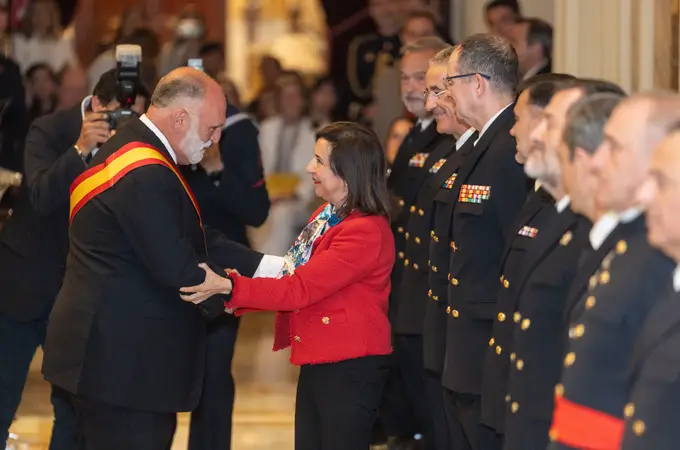 Defensa reconoce la labor humanitaria del chef José Andrés con la Gran Cruz de la Armada