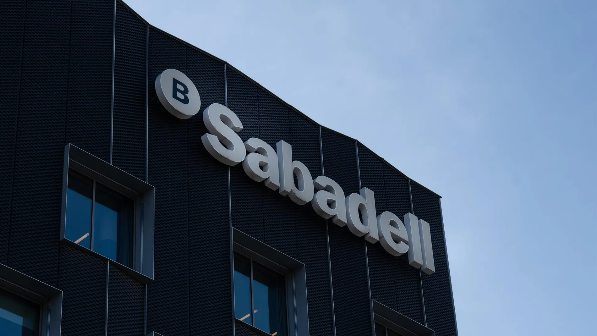 Economía.- BBVA lanza una OPA hostil sobre el 100% de Banco Sabadell