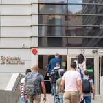 Agentes de la policía entran en la Consejería canaria de Sanidad de Canarias en busca de información por el 'caso Mascarillas'