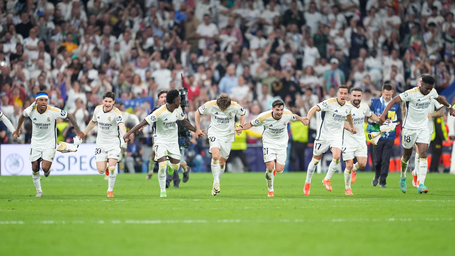 PLayers of Real Madrid celebrate the 2-1 victory and the pass to the Final during the UEFA Champions League, Semi Final Second Leg, football match played between Real Madrid and FC Bayern Munich at Santiago Bernabeu stadium on May 08, 2024 in Madrid, Spain. AFP7 08/05/2024 ONLY FOR USE IN SPAIN