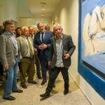 El presidente Carlos Pollán, el vicepresidente Francisco Vázquez y el consejero Gonzalo Santonja, entre otros, observan el cuadro