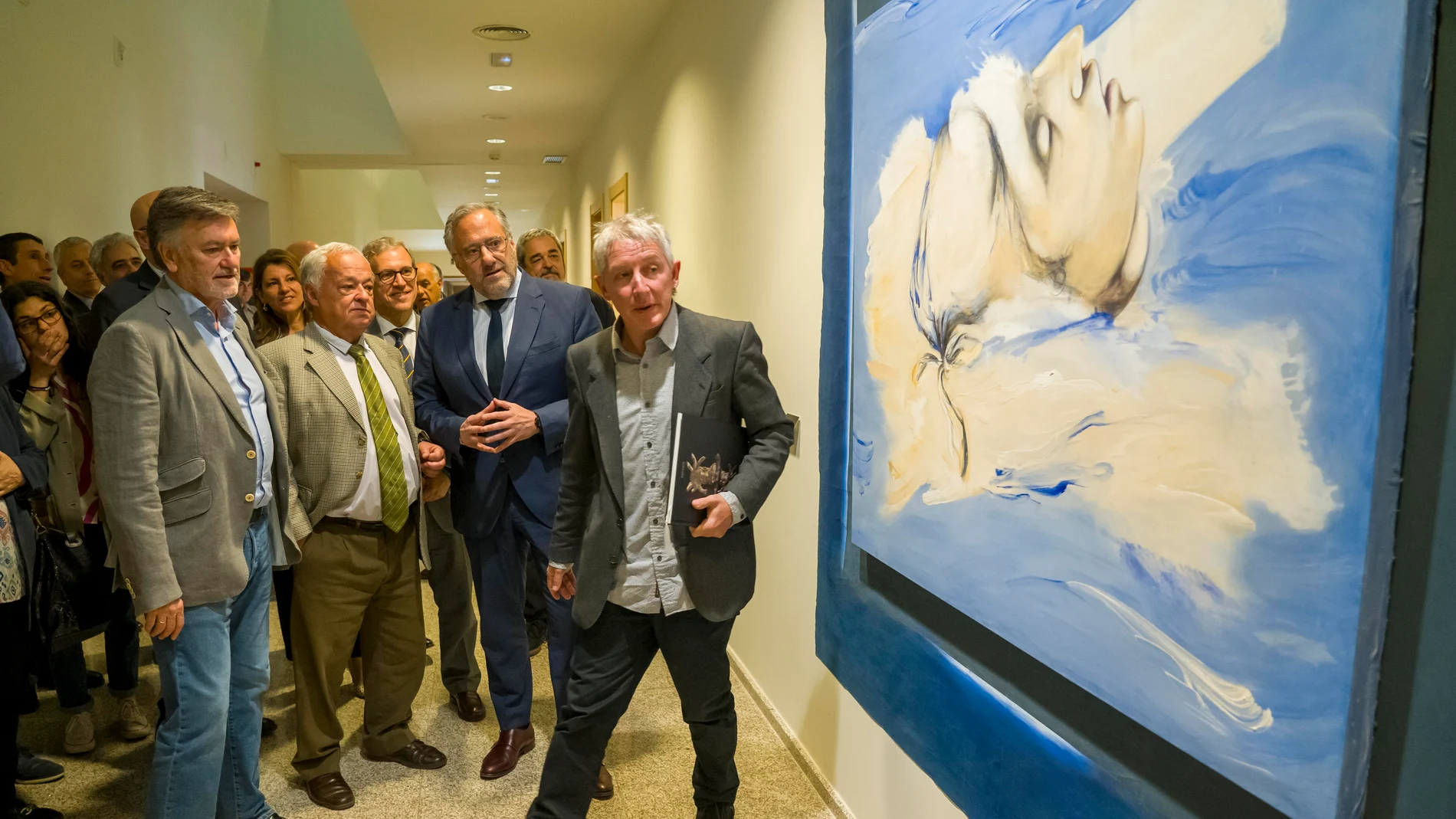 El presidente Carlos Pollán, el vicepresidente Francisco Vázquez y el consejero Gonzalo Santonja, entre otros, observan el cuadro