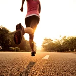 Hay que combinar ejercicios aeróbicos (como caminar, correr, nadar) con ejercicios de fortalecimiento muscular (como levantar pesas)
