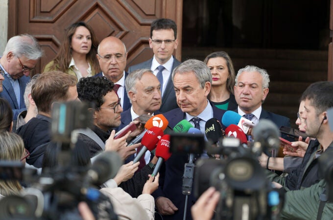 Zapatero atiende a la prensa a su llegada a la jornada sobre violencia de género en Valladolid