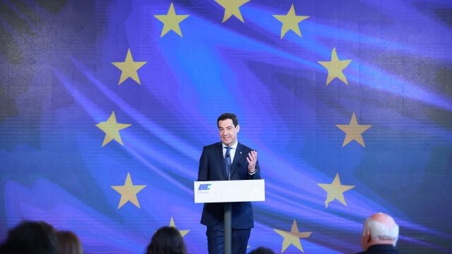 El presidente de la Junta de Andalucía, Juanma Moreno, este jueves en Sevilla, con motivo de un acto por el Día de Europa