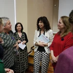 La ministra de Igualdad, Ana Redondo, conversa con mujeres víctimas de violencia durante la clausura de las jornadas por el XX aniversario de la Ley contra la Violencia de Género