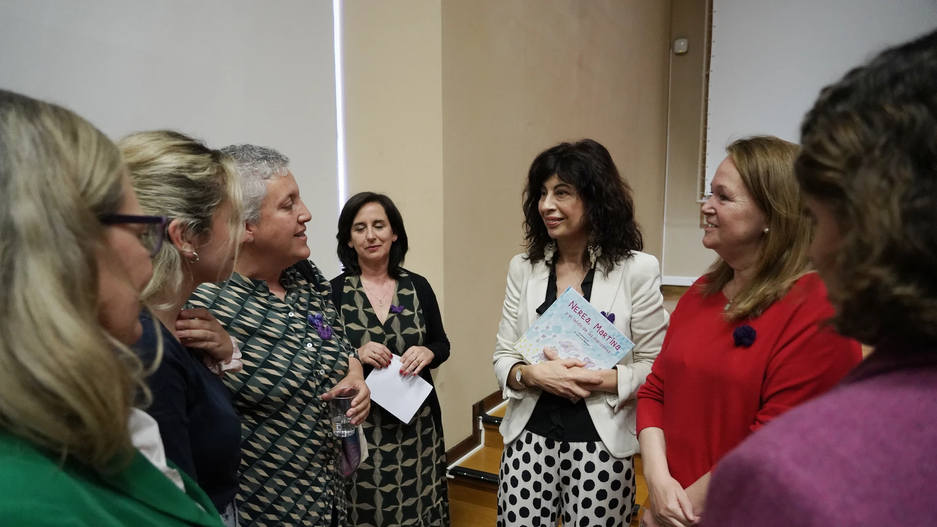 La ministra de Igualdad, Ana Redondo, conversa con mujeres víctimas de violencia durante la clausura de las jornadas por el XX aniversario de la Ley contra la Violencia de Género