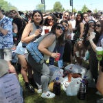 . Miles de jóvenes de la Comunidad se dan cita en el parque Ribera Sur de la capital palentina para celebrar la ITA, una de las fiestas universitarias más populares de la región