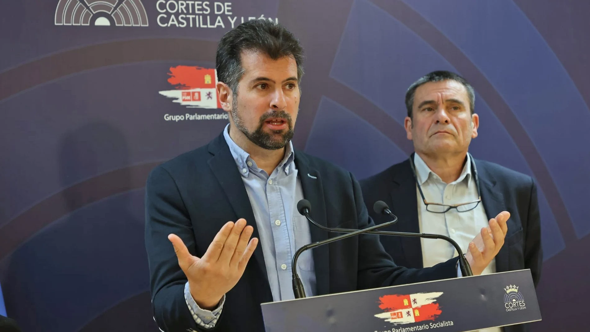 Luis Tudanca atiende a la prensa tras presentar la iniciativa parlamentaria en las Cortes
