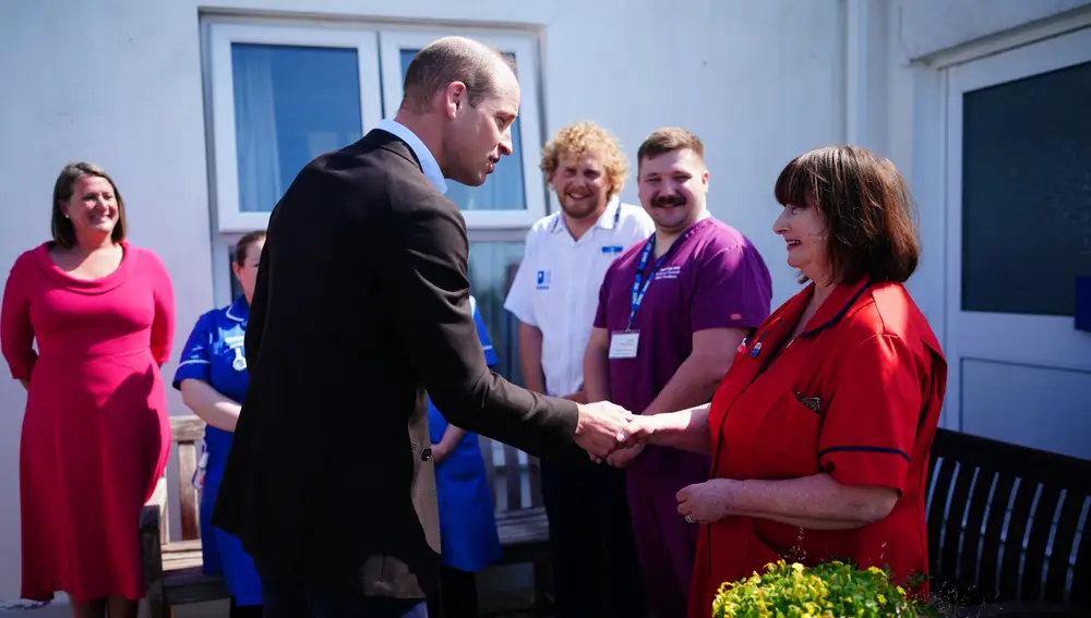 El príncipe Guillermo en el hospital comunitario St. Mary en las islas Sorlingas de Reino Unido