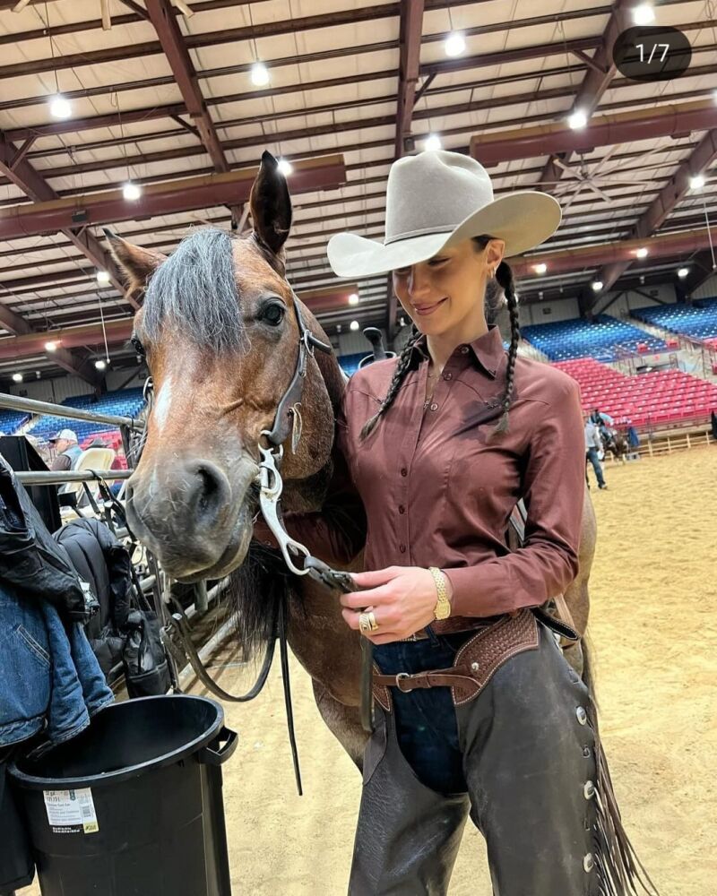 Bella Hadid luciendo un look muy cowboy con uno de sus caballos