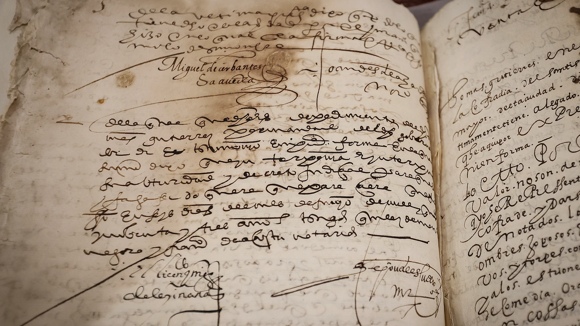 GRAFAND1132. SEVILLA, 10/05/2024.- Manuscrito en el que se puede observar la firma de Miguel de Cervantes en la biblioteca de la Universidad de Sevilla .EFE /Jose Manuel Vidal 