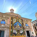 La plaza de la Virgen luce ya el tapiz para los actos de este fin de semana