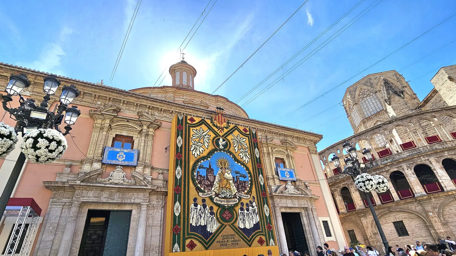La plaza de la Virgen luce ya el tapiz para los actos de este fin de semana