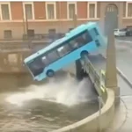 San Petersburgo: accidente mortal al caer un autobús al río tras una fatídica maniobra del conductor