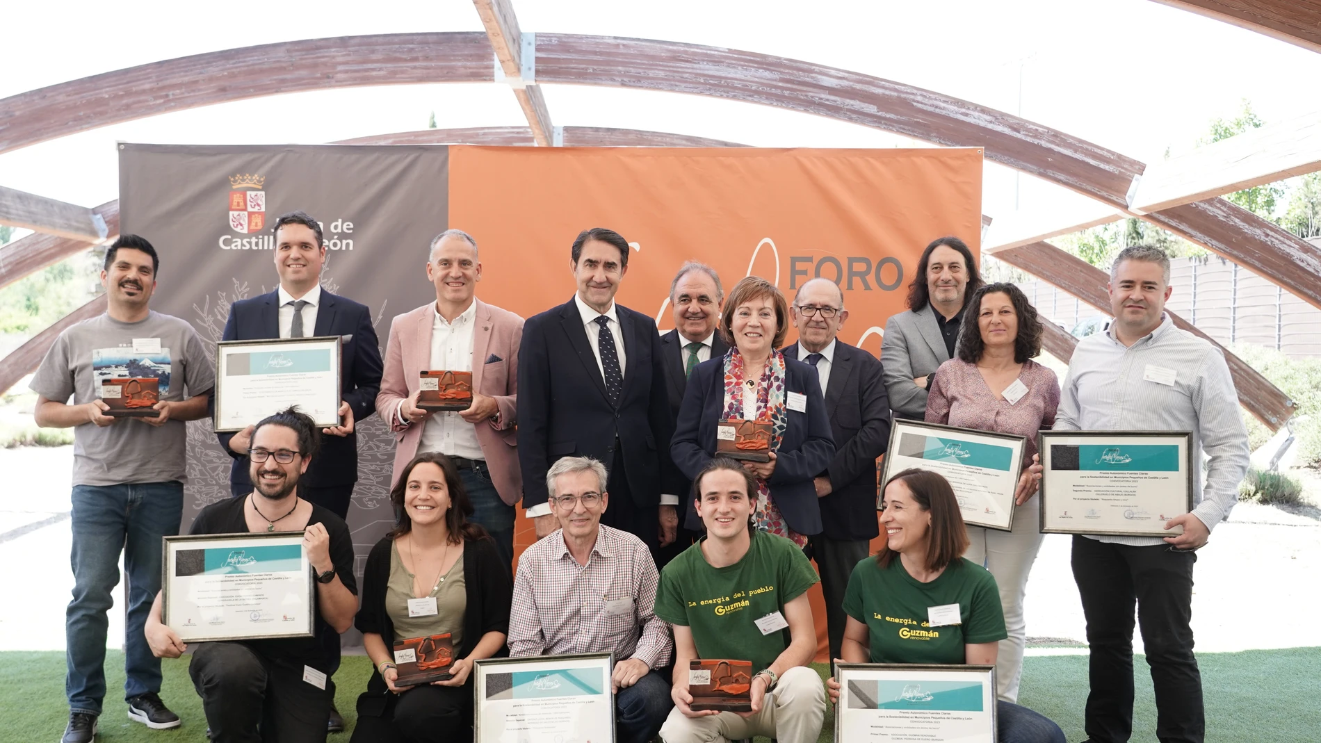 El consejero Juan Carlos Suárez-Quiñones junto con los premiados