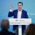 El presidente de la Junta de Andalucía y del PP-A, Juanma Moreno, en la clausura de la Unión Intermunicipal del PP en Málaga