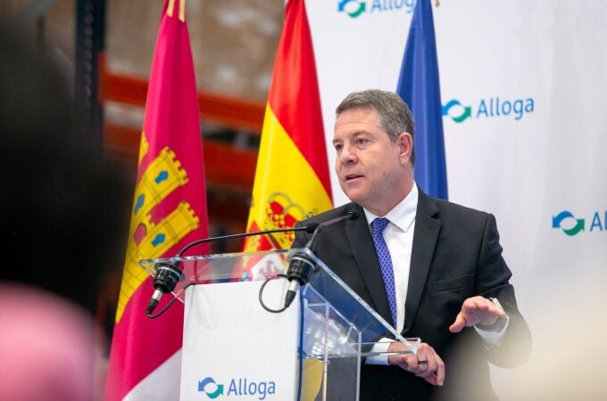 El presidente de Castilla-La Mancha, Emiliano García-Page, durante su visita a las instalaciones de Alloga en Illescas (Toledo)